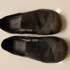 KEEN Women 7 Black Leather Slip On Shoes